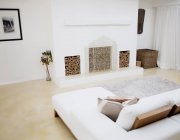 Sofá e lareira na moderna sala de estar — Fotografia de Stock