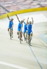 Team di ciclismo su pista che festeggia in velodromo — Foto stock