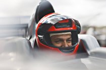 Racer sentado no carro na pista — Fotografia de Stock