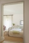 Blick auf Luxus-Schlafzimmer durch Tür — Stockfoto