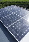 Cierre de paneles solares al aire libre - foto de stock