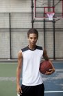 Uomo in piedi sul campo da basket — Foto stock