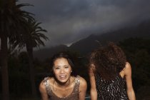 Молодые привлекательные женщины, стоящие снаружи в шторм — стоковое фото