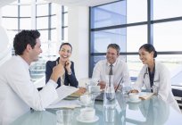 Médicos y empresarios conversando en reuniones - foto de stock