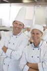 Chefs sonriendo en la cocina del restaurante - foto de stock