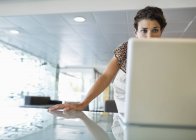 Geschäftsfrau arbeitet am Laptop am Schreibtisch im modernen Büro — Stockfoto