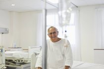 Paziente anziano seduto sul letto in camera d'ospedale — Foto stock