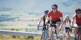 Велосипедисти в гонці на сільській дорозі — стокове фото