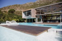 Fachada moderna casa e piscina — Fotografia de Stock