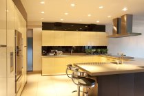 Balcões e iluminação na cozinha moderna — Fotografia de Stock