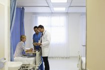 Arzt und Krankenschwester im Gespräch mit Patient im Krankenhauszimmer — Stockfoto