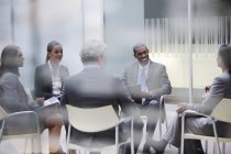 Les gens d'affaires se réunissent au bureau moderne — Photo de stock