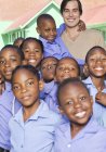 Афроамериканські студенти і вчителі посміхаються на відкритому повітрі — стокове фото