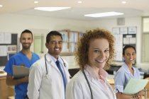 Лікарі і медсестра посміхаються в сучасній лікарні — стокове фото