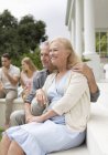 Caucasico anziani coppia seduta su portico — Foto stock