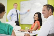 Geschäftsleute unterhalten sich bei Besprechungen im modernen Büro — Stockfoto