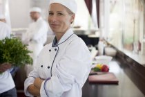 Chef sorridente in ristorante al chiuso — Foto stock