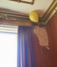 Palloncino galleggiante in un angolo della stanza ornata — Foto stock