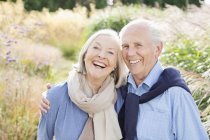 Casal mais velho abraçando ao ar livre — Fotografia de Stock