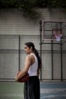 Homme debout sur le terrain de basket — Photo de stock