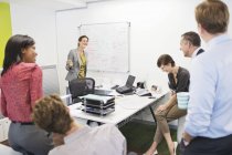 Negócios falando em reunião no escritório moderno — Fotografia de Stock
