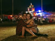 Счастливая пара обнимается на музыкальном фестивале — стоковое фото
