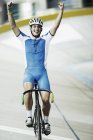 Pista ciclista che celebra in velodromo — Foto stock