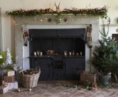 Fireplace decorated for Christmas in cozy interior — Stock Photo