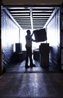Працівник складає коробки у фургоні — стокове фото