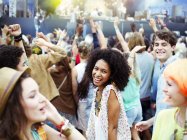 I fan che ballano e applaudono al festival musicale — Foto stock