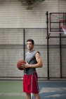 Людина стоїть на баскетбольному майданчику — стокове фото