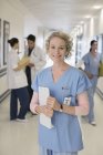 Портрет усміхненої медсестри в лікарняному коридорі — стокове фото
