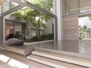 Moderno foyer con cortile — Foto stock