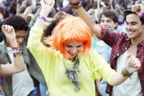 Mulher de peruca dançando no festival de música — Fotografia de Stock