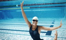 Schwimmerin posiert unter Wasser im Pool — Stockfoto