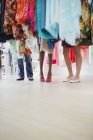 Donne che fanno shopping insieme nel negozio di abbigliamento — Foto stock