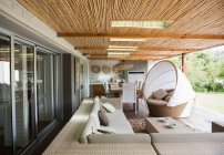 Intérieur avec canapé et chaises sur patio moderne — Photo de stock