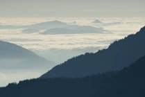 Silueta de montaña con nubes - foto de stock