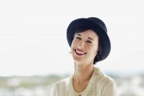 Портрет усміхненої жінки в капелюсі — стокове фото