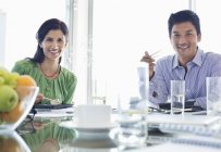 Geschäftsleute lächeln bei Meetings im modernen Büro — Stockfoto