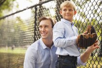 Vater und Sohn auf Baseballfeld — Stockfoto