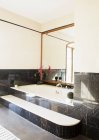 Чорним мармуром навколишніх ванну кімнату з розкішною ванною кімнатою — стокове фото