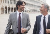 Empresários sorridentes conversando na Praça de São Marcos em Veneza — Fotografia de Stock