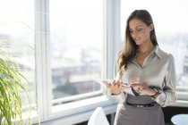 Femme d'affaires utilisant une tablette numérique au bureau moderne — Photo de stock