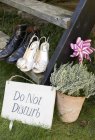 Newlywed couple's shoes with 'do not disturb' sign — Stock Photo