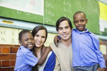 Professores e estudantes afro-americanos sorrindo em sala de aula — Fotografia de Stock