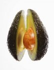 Nahaufnahme von gespaltener Avocado auf weißem Hintergrund — Stockfoto