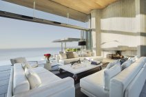 Sofas und Tisch auf der modernen Terrasse — Stockfoto