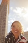 Smiling woman on city street — Stock Photo