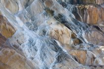 Скельні утворення в гарячому джерелі — стокове фото